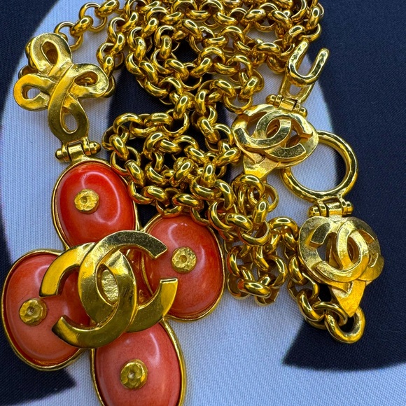 Chanel Clover Pendant 1997 Necklace, Gold-Plated Gripoix Glass RARE - Picture 5 of 6